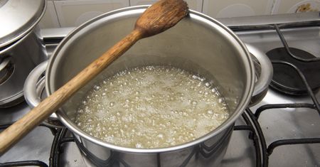 Połóż drewnianą łyżkę na garnku. Unikniesz popularnego problemu