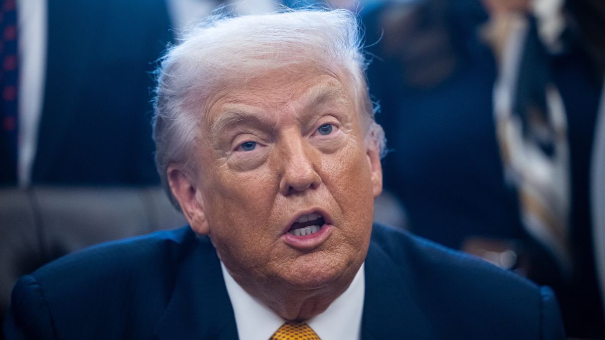 US President Donald Trump takes part in a signing ceremony in the Oval Office at the White House in Washington, DC, USA, 14 January 2026. Trump signed a bill allowing schools to serve whole and 2 percent milk. EPA/Francis Chung / POOL Dostawca: PAP/EPA.