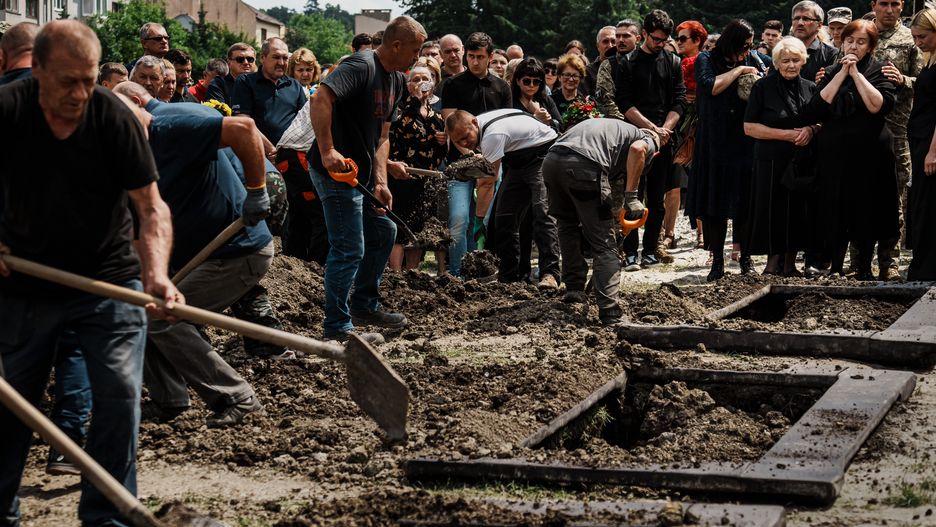 Ceremonia pochówku w Charkowie. Straty w ludziach są po obu stronach walczących na tej wojnie wywołanej przez Władimira Putina, ale Rosjan chowa się w ciszy albo wcale