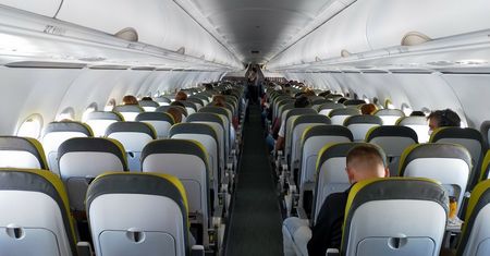 Szczepionka na COVID warunkiem wejścia na pokład samolotu? LOT odpowiada