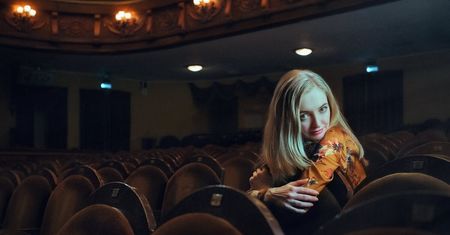 Jak się ubrać do teatru? Podstawowe zasady