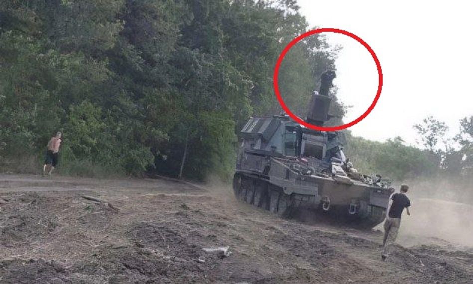 Polska armatohaubica AHS Krab uległa uszkodzeniu na Ukrainie.
