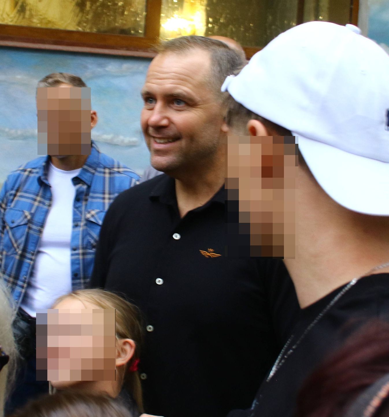 Karol Nawrocki wybrał się z żoną i córką do kościoła w Juracie