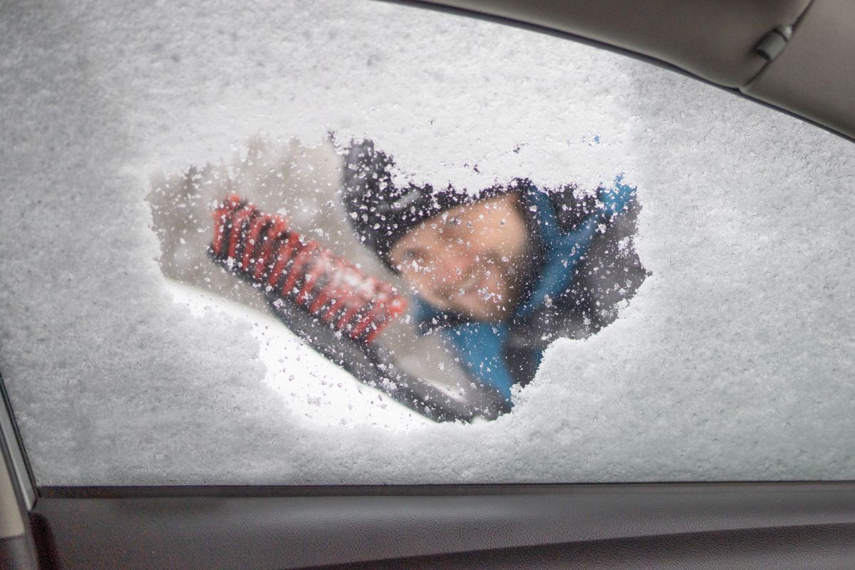 Zamarznięte auto to zmora kierowców, którzy nie mają garażu