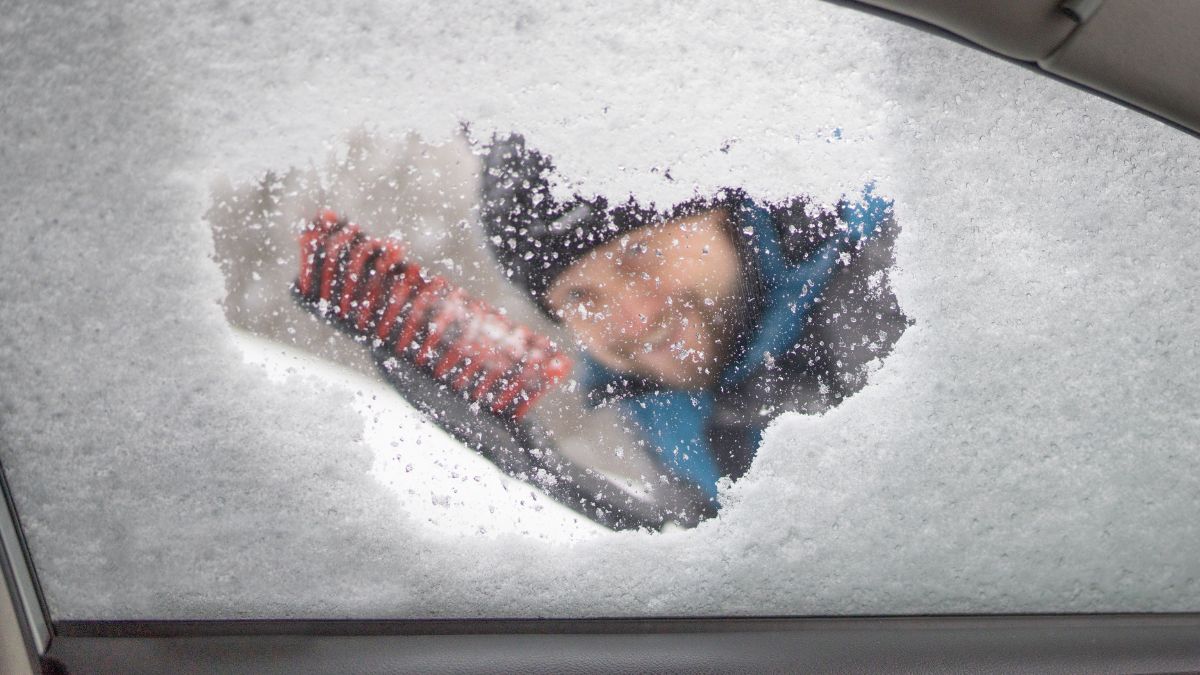 Zamarznięte auto to zmora kierowców, którzy nie mają garażu