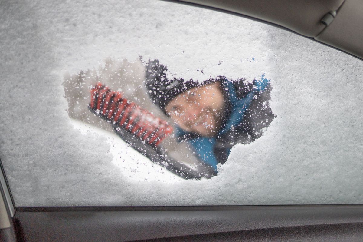 Zamarznięte auto to zmora kierowców, którzy nie mają garażu.