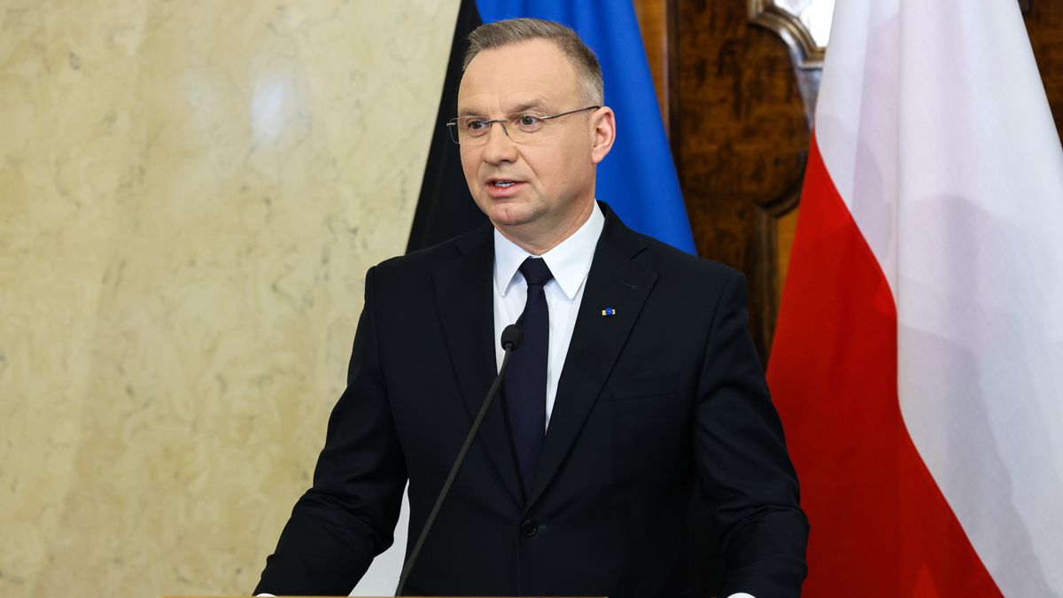 Tallinn, Estonia, 08.04.2025. Prezydent RP Andrzej Duda podczas wspólnego z prezydentem Estonii Alarem Karisem spotkania z przedstawicielami mediów w Pałacu Prezydenckim w Tallinnie, 8 bm. Polska para prezydencka przebywa z wizytą w Estonii. (jm) PAP/Albert Zawada