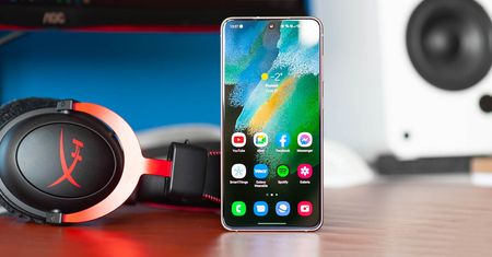Samsung Galaxy S21 FE 5G to świetny smartfon, tylko cena jest słaba. Test