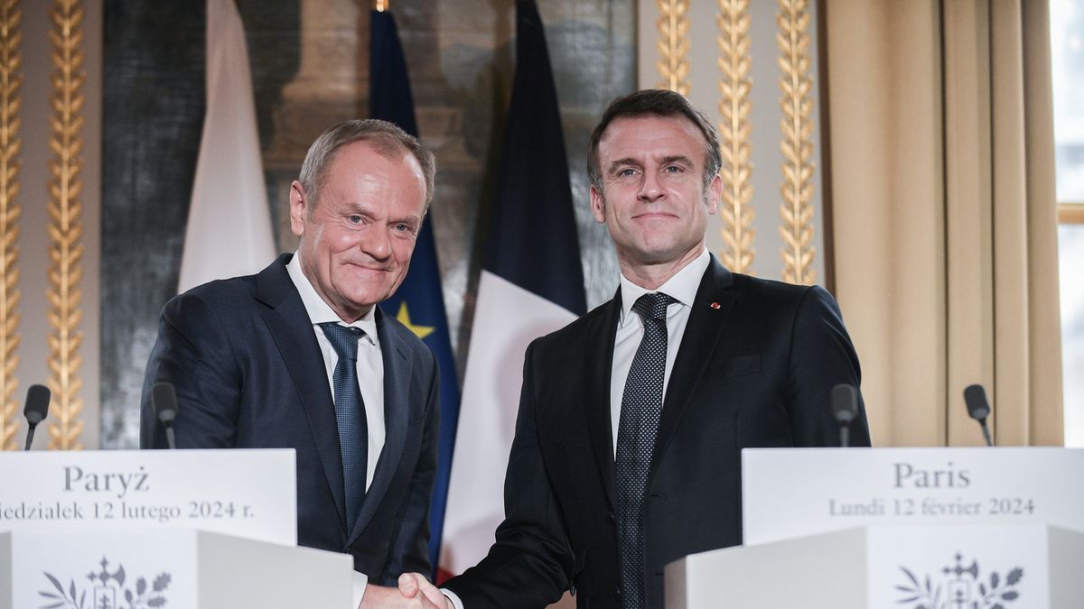 Premier Donald Tusk i prezydent Francji Emmanuel Macron podczas konferencji prasowej po spotkaniu w Pałacu Elizejskim w Paryżu 12 lutego 2024