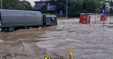 Strażacy utknęli na zalanej ulicy, było groźnie. Wtedy na pomoc ruszyło wojsko