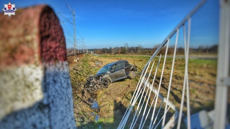 Samochód wjechał pod pociąg w miejscowości Gołaszyn pod Łukowem