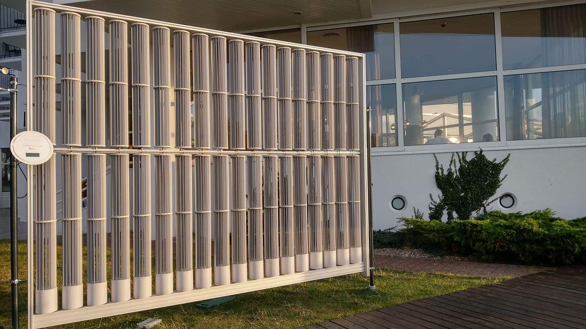 Panel wiatrowy. Polski płot generuje prąd