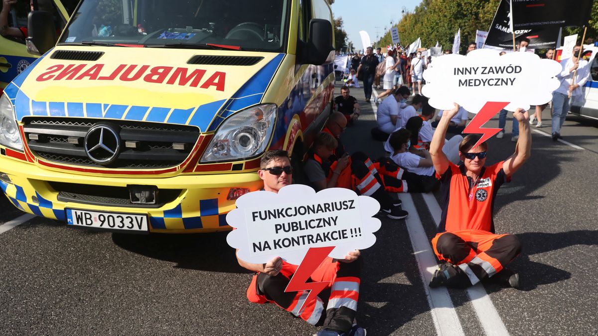 protestuj�cyWarszawa, 11.09.2021. Protest pracownik�w ochrony zdrowia w Warszawie, 11 bm. Organizatorem protestu jest Komitet Protestacyjno-Strajkowy Pracownik�w Ochrony Zdrowia. (aldg) PAP/Tomasz GzellTomasz Gzellbia�y personel, manifestacja, manifestuj�cy, medycy, medyczni, ochrona, piel�gniarki, protestuj�cy, przemarsz, ratownicy, s�u�ba, s�u�by, strajk, zdrowia