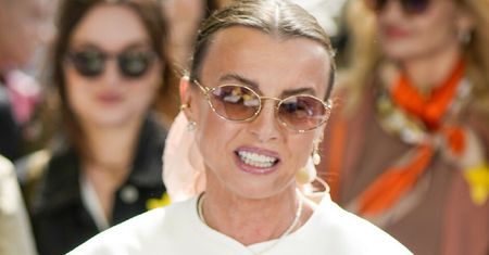 Przysiadła na ławce w kapitalnej stylizacji. Spójrzcie też na buty