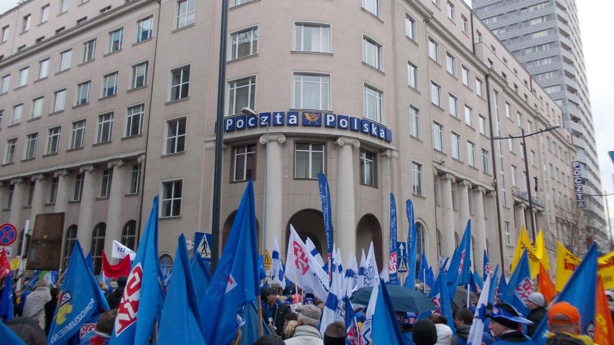 Pocztowcy protestowali przeciw niskim zarobkom, domagają się też zmian w spółce 