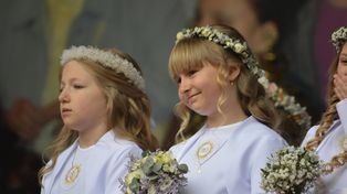 Pierwsza Komunia Święta w parafii Narodzenia NMP przy ul. Kościuszki w Bełchatowie. Piękna uroczystość w ogrodach