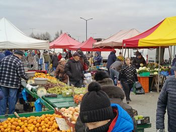 Będzin: Tłumy na targowisku! Sprawdziliśmy ceny: Jabłka za grosze, swojskie jajka i góry warzyw