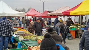 Będzin: Tłumy na targowisku! Sprawdziliśmy ceny: Jabłka za grosze, swojskie jajka i góry warzyw
