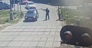 Kraków: Policjant uratował kierującą przed nadjeżdżającym pociągiem