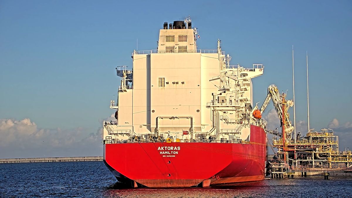 Aktoras przywozi w swoich zbiornikach ładunek, który po ogrzani