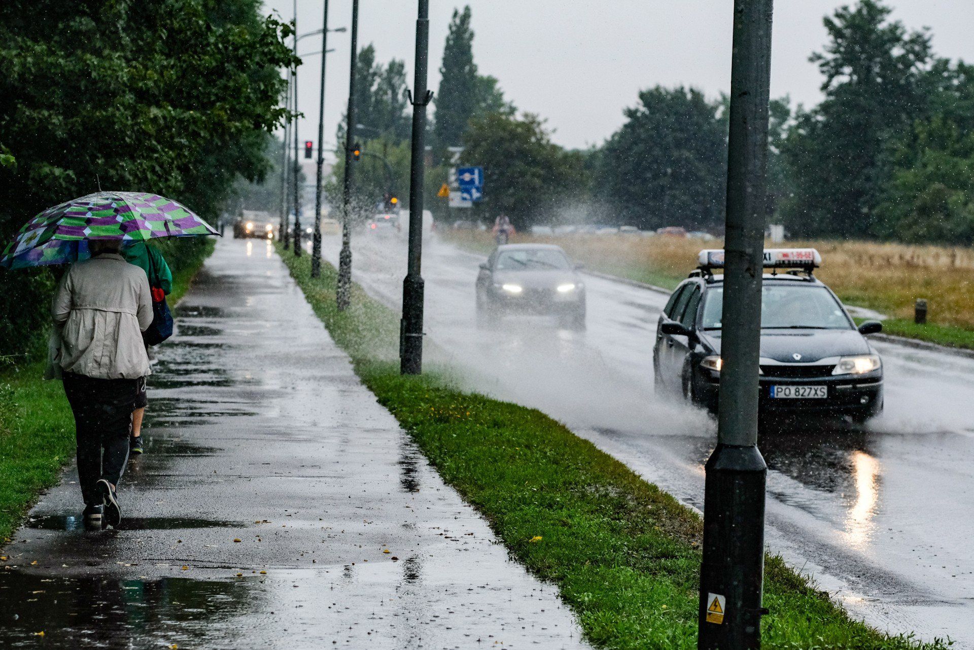 Podczas intensywnych opadów deszczu niewystarczająco oświetlony pojazd może zostać niezauważony przez innego kierowcę, 