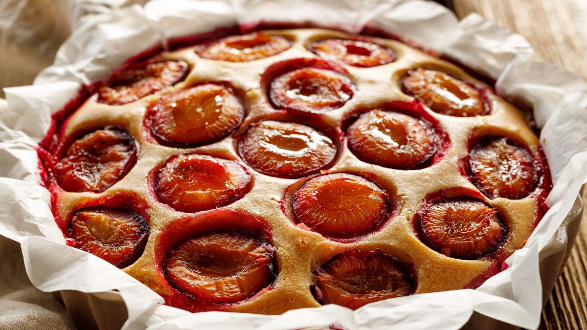 Szybkie ciasto ze śliwkami najlepiej smakuje pod koniec lata