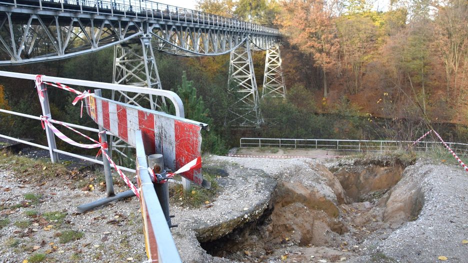 Przy moście kolejki wąskotorowej w Koronowie powstała ogromna wyrwa w ziemi ciągnąca się w dół, aż do tarasu widokowego. Dla bezpieczeństwa turystów postawiono barierki