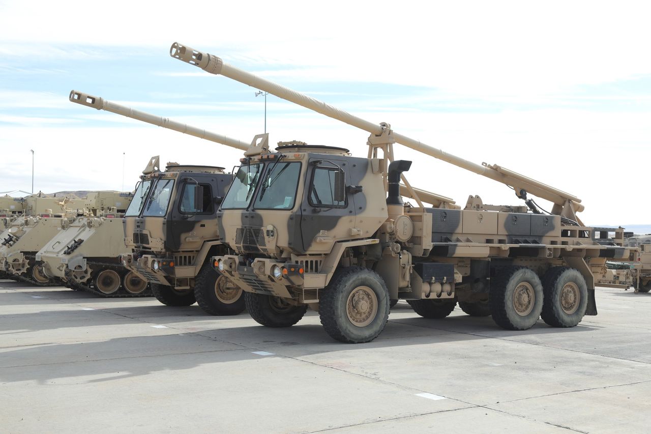 Ciężarówki serii FMTV służą jako armatohaubice CAESAR używane przez francuskie wojska lądowe