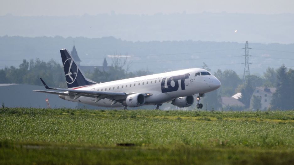 Zakaz lotów. PLL LOT uruchamia loty czarterowe do Hiszpanii