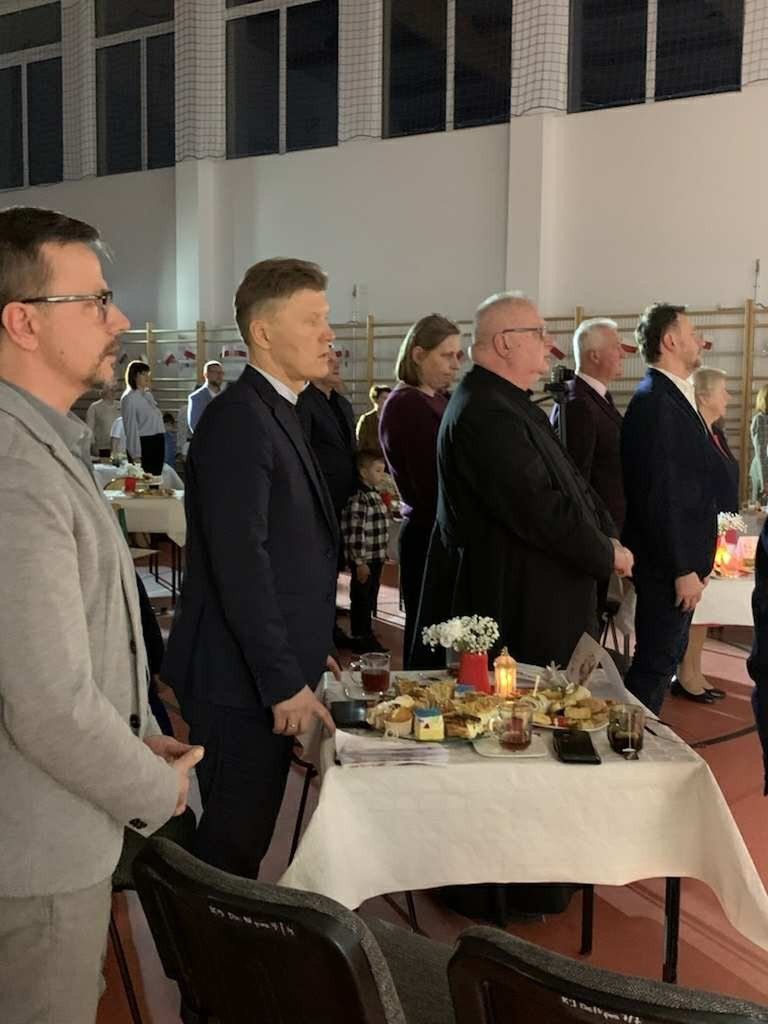 Patriotyczny wieczór w Dzierzkówku Starym. Uczniowie i mieszkańcy uczcili bohaterów