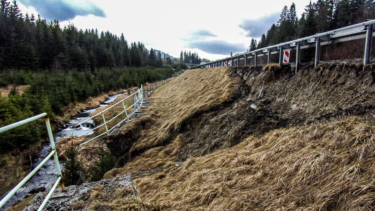 Osunęła się ekspresówka. Drogowcy szukają fachowców do naprawy. Jest problem