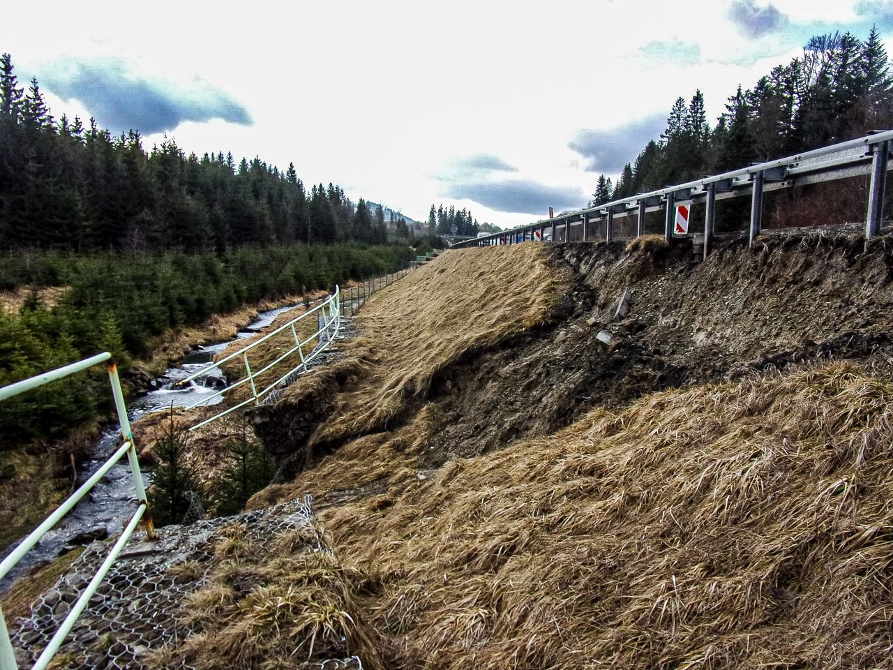 Osunęła się ekspresówka. Drogowcy szukają fachowców do naprawy. Jest problem