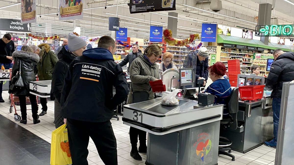 Nowoczesna chce przywr�cenia handlu w niedziele
Fot. Piotr Molecki/East News, Warszawa, 18.12.2022. Konferencja prasowa Nowoczesnej i Mlodych Nowoczesnych dotyczaca uwolnienia handlu w niedziele, bedacego jednym z elementow nowego programu Nowoczesnej, przed wejsciem do galerii handlowej. N/z zakupy w ostatnia niedziele przed swietami.
Piotr Molecki