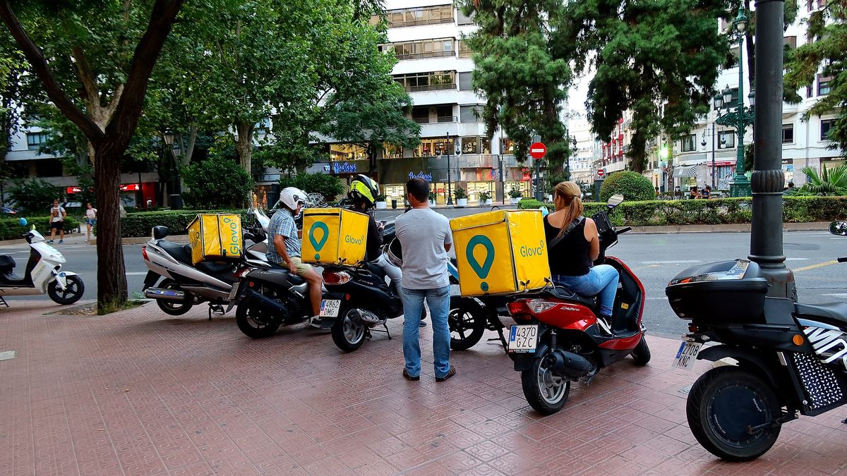 Na zdjęciu kurierzy z plecakami Glovo