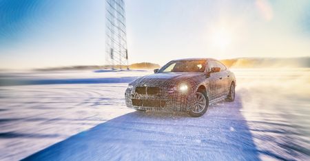 Nowe "elektryki" od BMW latają bokami podczas testów na kole podbiegunowym