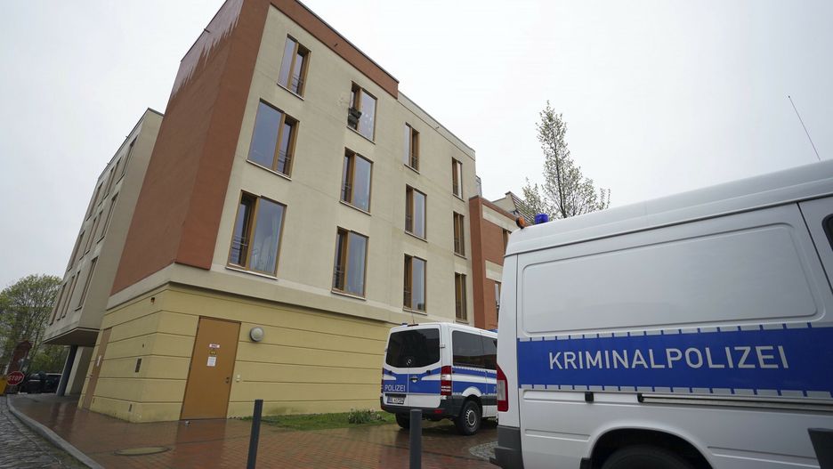 Cztery osoby zabite w klinice w PoczdamiePolice cars are perked behind the 'Thusnelda von Saldern Haus' at the Oberlinklinik (Oberlin Clinic) in Potsdam near Berlin, Germany, Thursday, April 29, 2021. German police say a woman has been detained after four people were found dead at a hospital in the eastern city of Potsdam. (AP Photo/Michael Sohn)AP