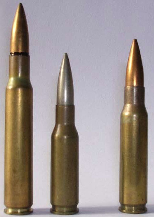 Od lewej potężny amerykański nabój 7,62×63 mm (.30-06 Springfield) z karabinu M1 Garand, pośredni .280 British (71×43 mm) oraz po prawej karabinowy nabój "pośredni po amerykańsku" czyli 
 7.62×51 mm NATO (.308 Winchester).