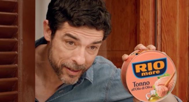 Alessandro Gassman zamiast Kevina Costnera reklamuje żywność Rio Mare (wideo)