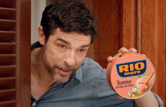 Alessandro Gassman zamiast Kevina Costnera reklamuje żywność Rio Mare (wideo)