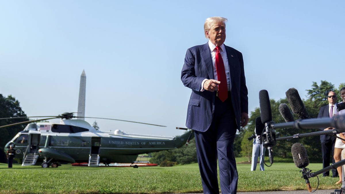 US President Trump departs for Scotland
epa12261587 US President Donald Trump leave the White House, Washington, DC, USA, 25 July 2025. President Trump is due to visit Scotland for a 4-day visit where he is due to visit his golf courses and met with UK Prime Minister Keir Starmer.  EPA/WILL OLIVER / POOL 
Dostawca: PAP/EPA.
WILL OLIVER / POOL
government, politics, diplomacy, travel