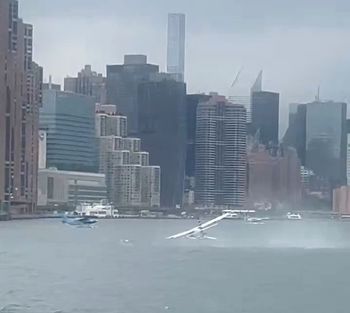 Awaryjne lądowanie wodnosamolotu w rzece przy Manhattanie