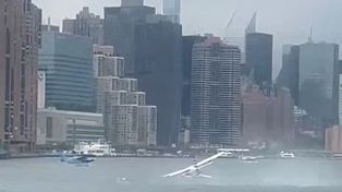 Wodnosamolot awaryjnie wodował na East River przy Manhattanie