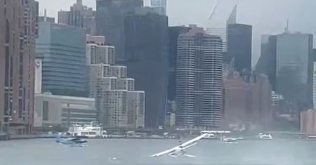 Wodnosamolot awaryjnie wodował na East River przy Manhattanie