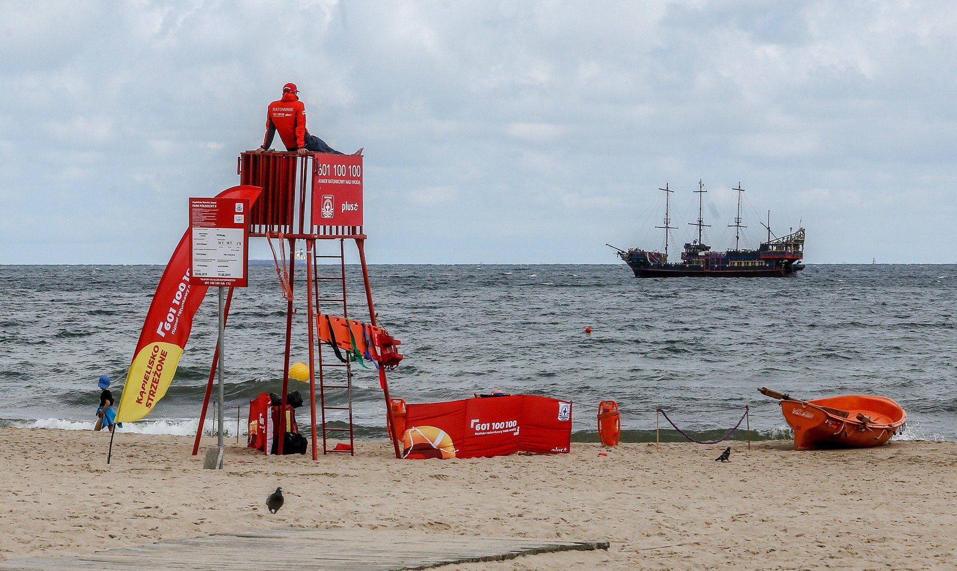 Kąpiel w miejscu zabronionym i czerwona flaga na kąpielisku