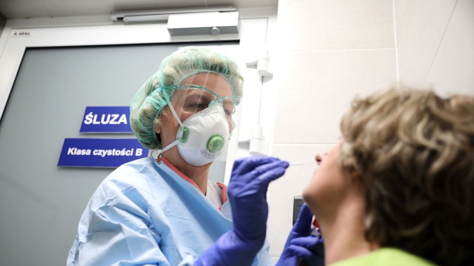 Koronawirus w Polsce. Czyżby początek końca epidemii? Pierwszy raz spada liczba osób, które chorują