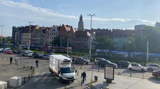 Sznur tramwajów stoi w centrum Wrocławia. MPK omija ulicę Kazimierza Wielkiego. Wezwano pomoc