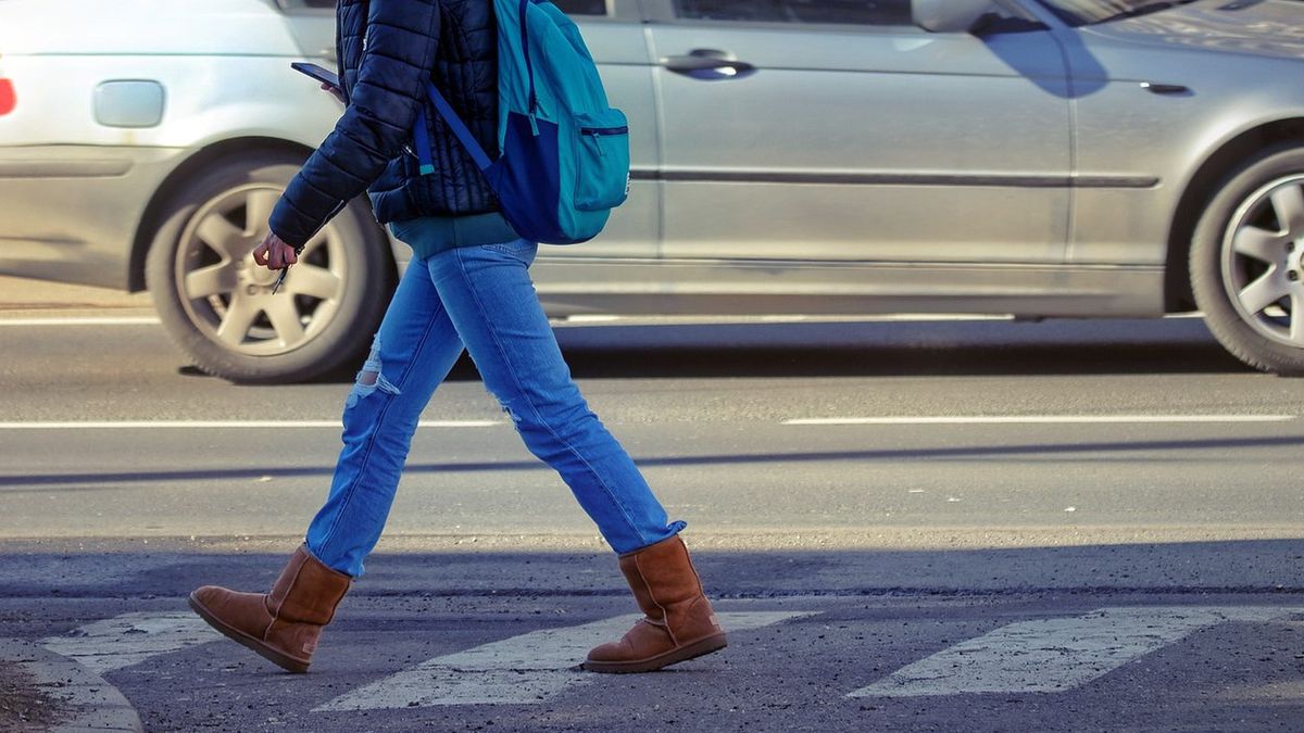 Mężczyzna podał się za policjanta i wyłudził pieniądze od przechodzących kobiet. Zdj. ilustracyjne 