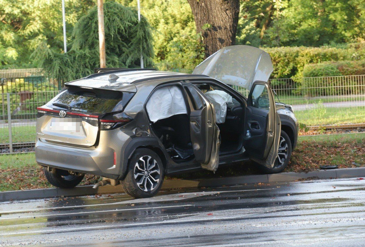 Wrocław: Utrudnienia po wypadku dwóch aut na Lotniczej. Toyota uderzyła w drzewo