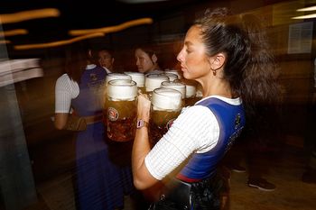 Koszmar pracowników Oktoberfest. "Kręcenie filmu pod spódnicą? To nieakceptowalne!"