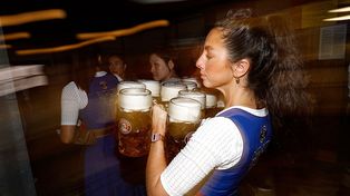 Koszmar pracowników Oktoberfest. "Kręcenie filmu pod spódnicą? To nieakceptowalne!"